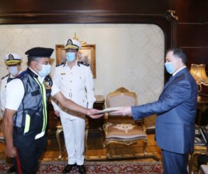 وزير الداخلية يكرم أمين الشرطة بطل واقعة «طفل المرور» لحسن تصرفه (صور)