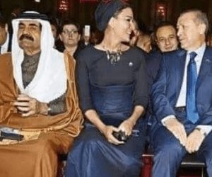 "تميم حوش صاحبك عني".. نشطاء قطريون يتداولون صورة لموزة وأردوغان يتبادلان نظرات الغزل