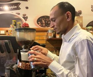 قرض بـ250 ألف جنيه يحول حياة موظف صغير.. "عفيفي" صاحب أشهر محل لصناعة القهوة في الغردقة