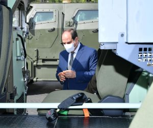 الرئيس السيسي يتفقد عددًا من المركبات متعددة الاستخدام (صور)