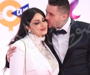 قبلة أحمد الفيشاوي لزوجته تخطف أنظار افتتاح مهرجان القاهرة (صور)