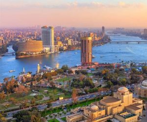 «اقتصادها فاق التوقعات».. مؤسسات التصنيف الدولية تشيد بالأداء المصري