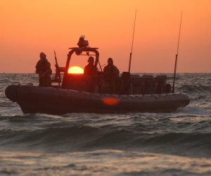 زوارق الاحتلال الإسرائيلي تستهدف الصيادين جنوب قطاع غزة بنيران رشاشاتها 