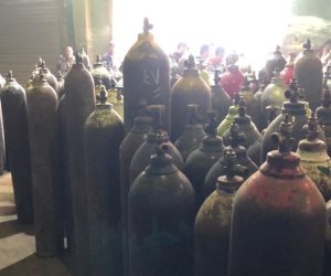 "صوت الأمة" داخل مصنع لإنتاج وتعبئة أسطوانات الأكسجين.. «إنقاذ رئة المصريين تبدأ من هنا» (صور)
