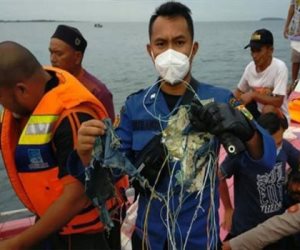 إندونيسيا تعلن تحطم الطائرة المنكوبة بشكل كامل والعثور على أشلاء في البحر