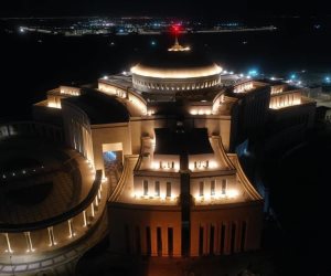 تحفة معمارية فى العاصمة الإدارية.. الإضاءة الليلية تزين مبنى مجلس النواب"صور"
