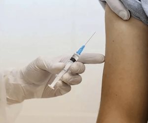 ماذا قالت «الصحة» عن رفض بعض الطواقم الطبية تلقي لقاح كورونا؟