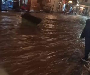 شرم الشيخ تواجه السيول.. مياه الأمطار تجرف حواجز المرور وغلق تام للمحال التجارية