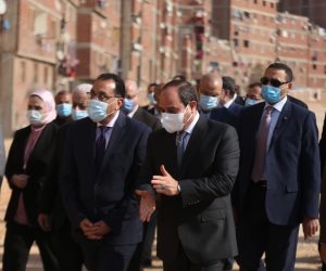 الرئيس يصطحب أعضاء الحكومة ويطلع على أعمال التطوير بمنطقة عزبة الهجانة