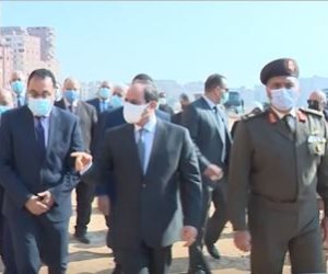 شاهد.. جولة الرئيس السيسي وأعضاء الحكومة في عزبة الهجانة (فيديو)