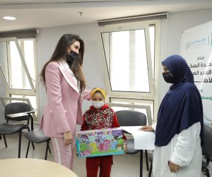 وسط استقبال حافل.. الفنانة ياسمين صبري تتبرع لمستشفى «أبو الريش» وتوزع الهدايا على الأطفال (صور)