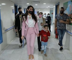 ياسمين صبري بين أطفال أبو الريش: فخورة بالأطفال الأبطال المقيمين في المستشفى (صور)