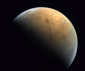 مسبار الأمل يرسل أول صورة لكوكب المريخ.. ومحمد بن زايد: «لحظة فارقة»