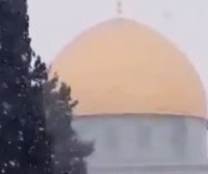 الثلوج تتساقط على مسجد قبة الصخرة بالقدس الشريف (صور)