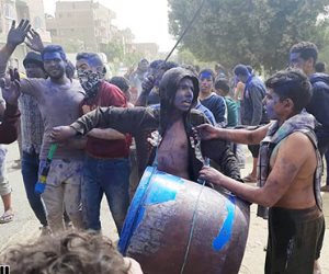 أحدث تقاليع زفة العروسة في الصعيد.. سيوف وسنج وألوان وشباب عاري لنقل العفش لمنزل الزوجية
