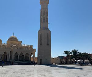 مسجد الميناء الكبير بالغردقة.. قبلة المصلين والسياح في البحر الأحمر