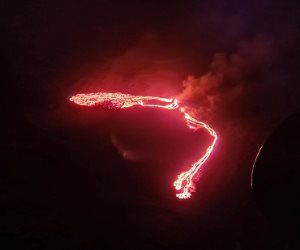 بعد 900 عام من الخمود.. ثوران بركان جزيرة ريكيانيس في أيسلندا.والمنطقة تشهد 40 ألف زلزال خلال 4 أسابيع (صور وفيديو)