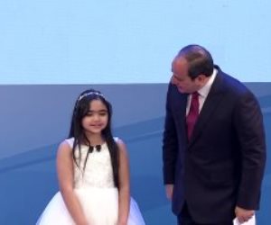 الرئيس السيسي يصافح الطفلة "مايا" خلال احتفالية تكريم الأمهات المثاليات