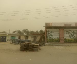 العواصف والرياح تقطع الطرق والكهرباء بشمال سيناء.. وتوقف الملاحة بميناء العريش البحري (صور)