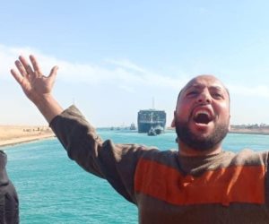 بطل الكراكة رافع علامة النصر : نجاحنا في تحريك السفينة الجانحة دليل علي قوة المصريين وعزيمتهم 