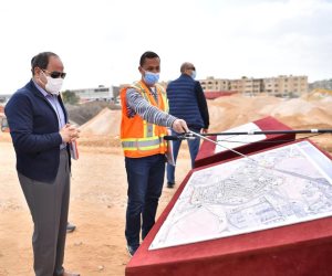 السيسي يناقش العاملين في المشروعات ويشدد على المبادئ الثابتة بالالتزام بالجداول الزمنية المحددة