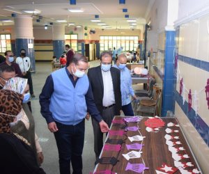 «لتصنيع زينة رمضان».. رئيس جامعة سوهاج يفتتح معرض «رمضانك بهجة»