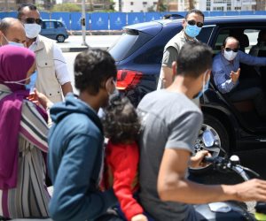 الرئيس السيسي يتوقف أثناء جولته بشرق القاهرة ويشدد بضرورة الالتزام بإجراءات الأمان (صور)