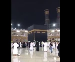 شاهد.. سقوط أمطار متوسطة على ساحات المسجد الحرام