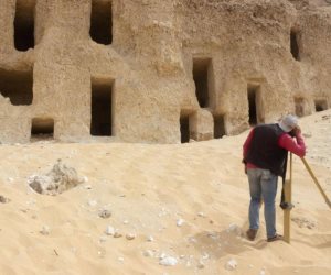 «محفورة في الجبل».. تفاصيل اكتشاف 250 مقبرة فرعونية (صور)