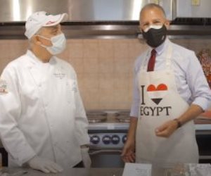 بتيشيرت "أنا أحب مصر".. سفير أمريكا في القاهرة يصنع الكحك