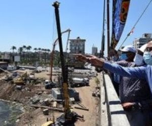 رئيس الوزراء يتفقد مشروعات الإسكان بالمنصورة الجديدة.. ويلتقط صورة مع العمال
