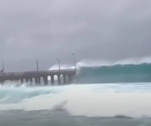 لقطات جديدة لآثار دمار المبانى وارتفاع الأمواج بسبب إعصار الهند.. فيديو