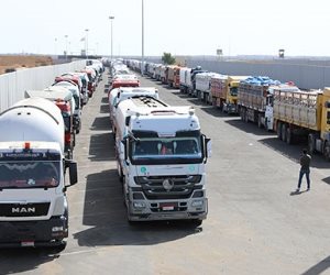 شحنة مساعدات مصرية تصل معبر رفح تمهيدا لتسليمها للجانب الفلسطيني (صور)