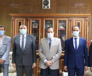 محافظ شمال سيناء يؤكد على أهمية البرنامج الرئاسي لتأهيل التنفيذيين للقيادة ( صور)