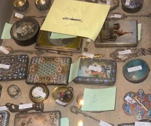 قوة تنفيذ الأحكام بمحكمة جنوب القاهرة تعثر على مجوهرات وتحف أثرية داخل شقة بالزمالك (صور)