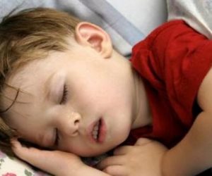7 أطعمة تساعد طفلك في الحصول على نوم أفضل ليلاً