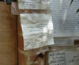  رسائل المحبين تزين ضريح أحمد خالد توفيق فى ذكرى ميلاده الـ59 (صور)