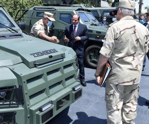 الرئيس السيسي يتفقد المركبات المدرعة متعددة المهام تصنيع القوات المسلحة