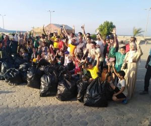 مبادرة مجتمعية ترفع 500 كجم من المخلفات والقمامة عن شاطئ العريش (صور)