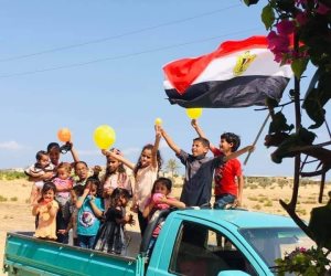 «صورة وطن».. أطفال الشيخ زويد بشمال سيناء يحتفلون في العيد بأعلام مصر