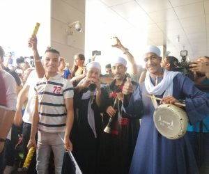 "زفة بلدي" في استقبال فريال أشرف بطلة الذهبية بمطار القاهرة..صور