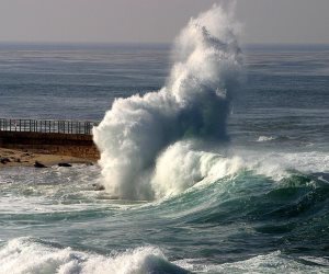 اضطراب الملاحة بالبحر المتوسط لليوم الثالث والأمواج ترتفع لـ3.5 متر