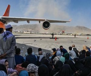 أمريكا تطالب الحشود بالابتعاد فوراً عن مطار كابل