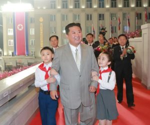 كوريا الشمالية تقيم عرضًا عسكريًا في منتصف الليل.. ونحافة «كيم» تثير الجدل