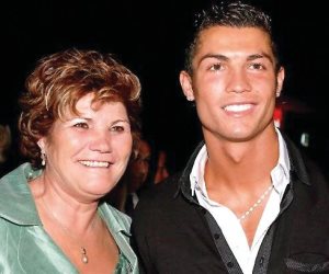 هل سيستجيب رونالدو لرغبة والدته قبل وفاتها وينهي مسيرته في نادي لشبونة البرتغالي ؟                         