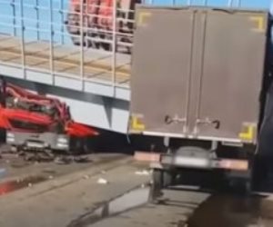 شاهد اللقطات الأولى لانهيار جسر للمشاة على طريق سريع بإقليم بيرم الروسى