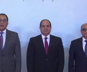 الرئيس السيسي يلتقط صورة تذكارية مع المشاركين باحتفال يوم القضاء المصري