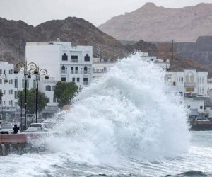 إعصار شاهين ينشر الرعب في الخليج العربي.. ماذا يحدث هناك؟