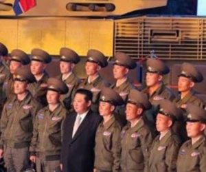 حكاية جندي بـ"زي غريب" مع زعيم كوريا الشمالية يثير ضجة على السوشيال 