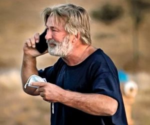أحد مصوري فيلم Rust للمحقيين: أليك بالدوين كان حريصا فى استخدام الأسلحة قبل أن يطلق النار بالخطأ  